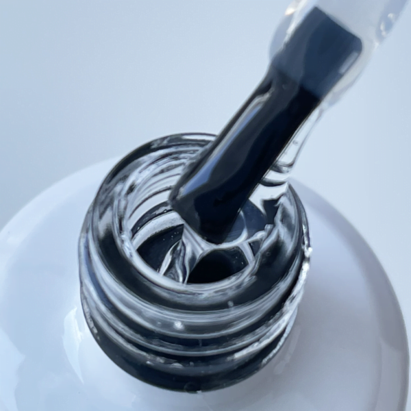 Transparentes Aufbaugel in der Flasche für Maniküre.