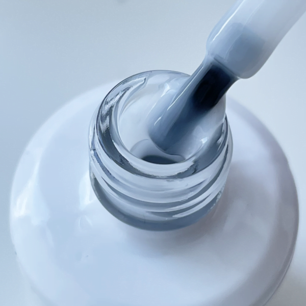 Milky Builder Gel in der Flasche für Nägel.